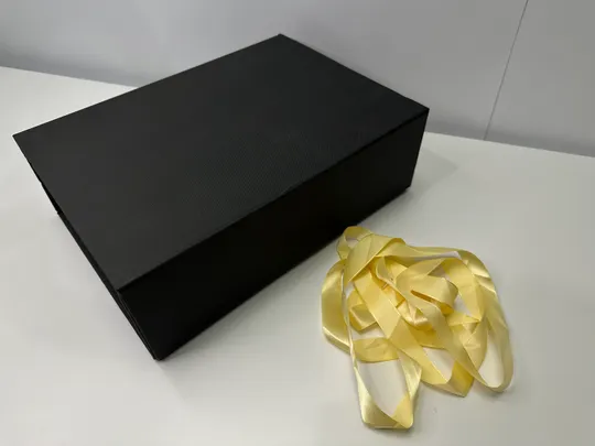 Подарункова коробка яка розкладається з лентою 30*20*10 (ящик 25) Ціна