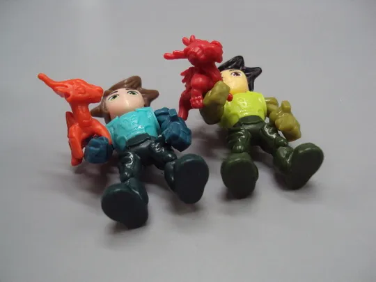 Фигурка киндер сюрприз VQ187 Ferrero парень и дракон на руке лот 2 шт №18618л Торговий майданчик