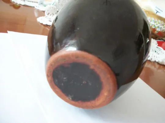 2-Два Штук . Ваза коричневая с рисунком, высота 21-см . Ваза вторая темно-коричневая , высота 18-см Продаж