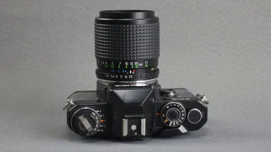 Пленочный фотоаппарат Yashica FX-D Quartz + объектив Sakar 35-70mm/3.5-4.5 MC Ф52мм Вживане Характеристики