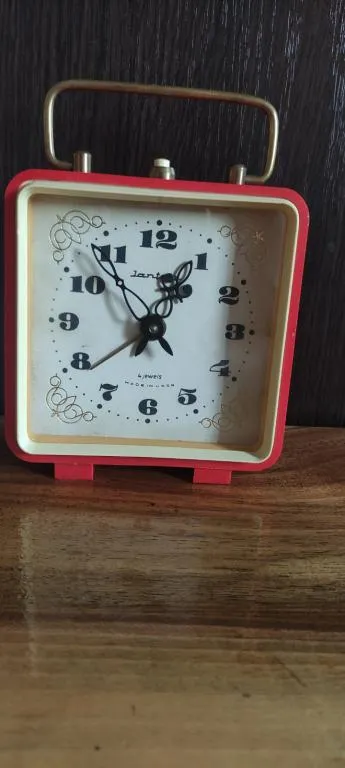 Очень красивый будильник производство СССР 1960-е годы,рабочее состояние jc345. Ціна