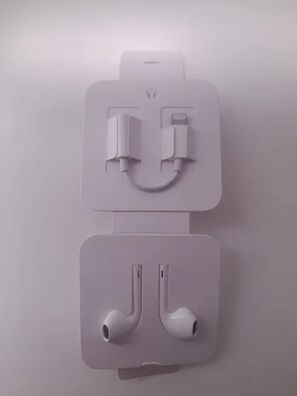 фото, Навушники Apple EarPods з роз'ємом Lightnig та адаптер Lightnig на 3 5мм.