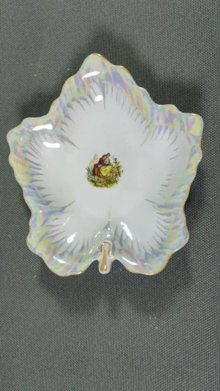 Ваза в форме листа с рисунком &quot;Дама и кавалер на природе&quot; порцеляна Інтернет-аукціон