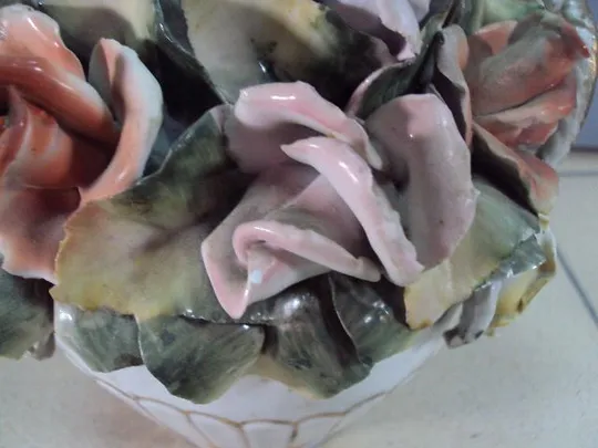 Фигура фарфор статуэка Румыния ваза с цветами розами высота 22 см №12977 Характеристики