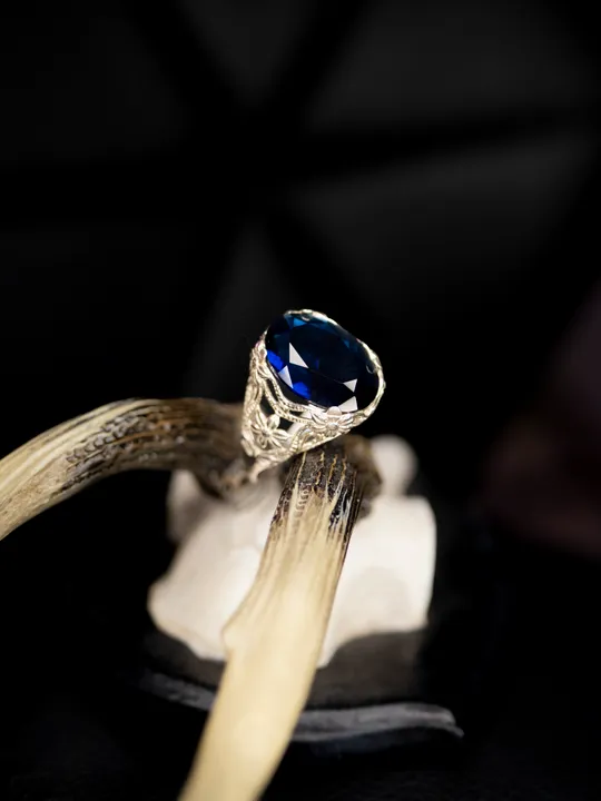 Купити Каблучка з срібла 925 проби зі вставкою з л.сапфіром