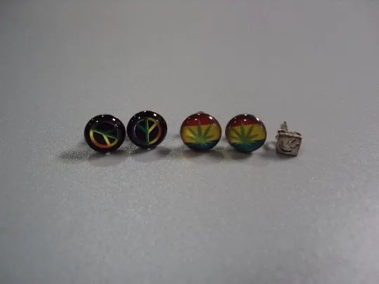 Бижутерия серьги гвоздики новые знак хиппи пацифик, раста конопля и серьга смайлик лот №10883 Ціна