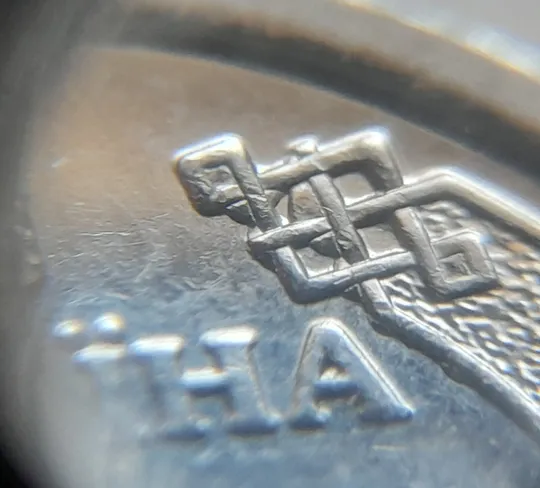 (7205) 1 гривня 2022 викрошки на аверсі, напливи металу на елементах зображення (1 гривна 2022 брак) Інтернет-аукціон