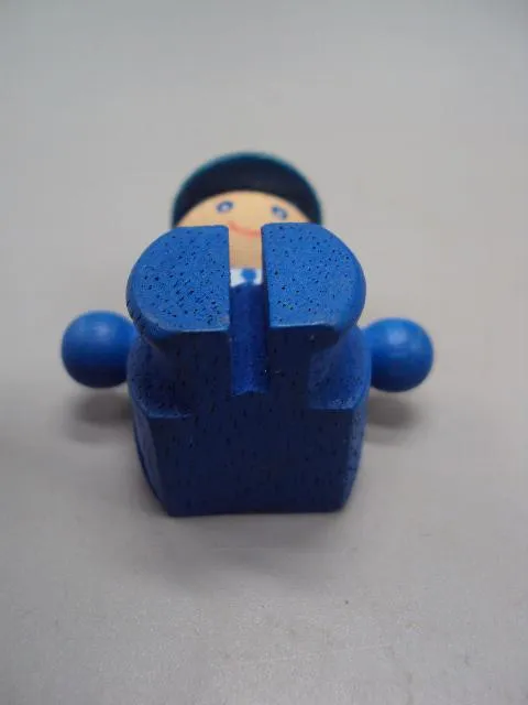 Фигура дерево статуэтка миниатюра Европа проводник в костюме и кепке контролер сидит 4,4 см №15040 Інтернет-аукціон