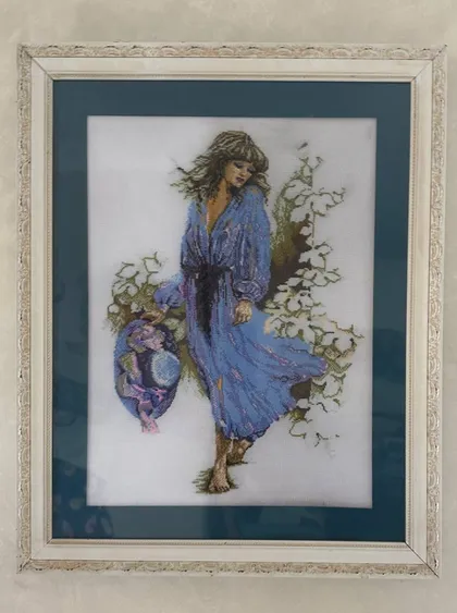 фото, Картина вишита хрестиком "Дівчина з капелюхом", оформлена в рамку з паспарту, розмір 50×70