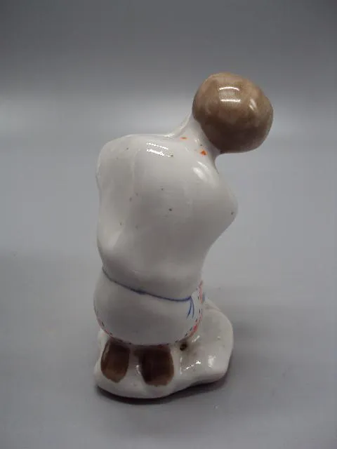 Фигура фарфор статуэтка Артель Прогресс Белорусский юноша играет на дудке мальчик с дудкой №117 Де купити