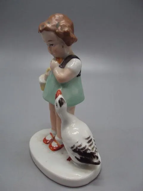 Фигура фарфор статуэтка Германия девочка с корзиной и уткой уточкой высота 12,4 см №13637 Характеристики