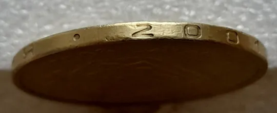 (8167) 1 гривня 2001 викрошка вверху '2' слова '2001' на гурті (1 гривна 2001 брак) З аукціону