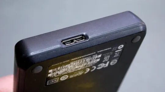 1Tb внешний жесткий диск HDD Toshiba Canvio Basics V63700-C p/n:HDTB110EK3AA External Black USB 3.0 Продаж