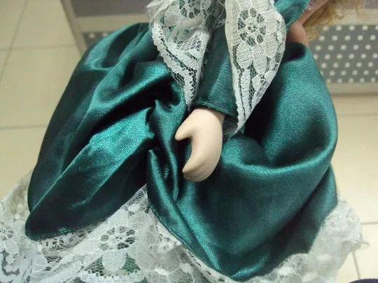 фарфоровая кукла в зеленом платье и шляпке 38 см №2939 Продаж