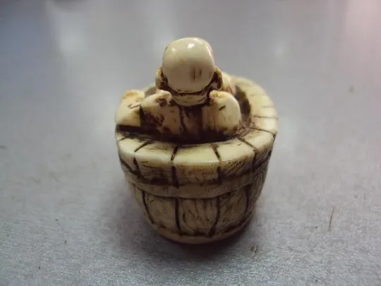 Купити Фигура кость мамонта миниатюра Нэцкэ японец в бочке моется высота 4,3 см, длина 4,5 см №11430