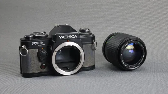 Пленочный фотоаппарат Yashica FX-D Quartz + объектив Sakar 35-70mm/3.5-4.5 MC Ф52мм Вживане Де купити