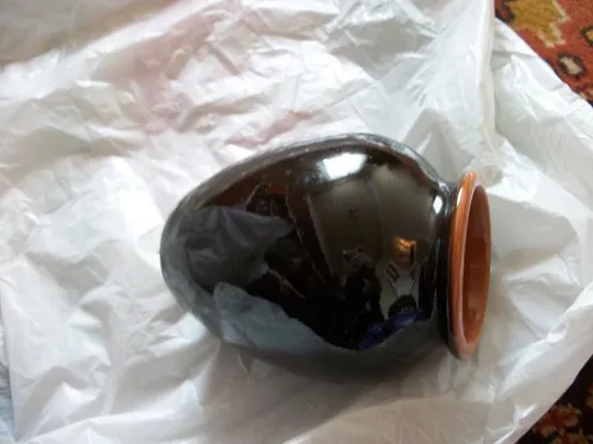 2-Два Штук . Ваза коричневая с рисунком, высота 21-см . Ваза вторая темно-коричневая , высота 18-см З аукціону