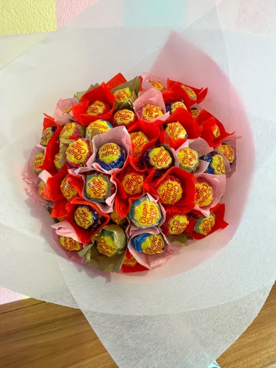 Яскравий букет з цукерок Чупа Чупс Chupa Chups (51 шт.) в руку подарунок різнокольоровий Ціна