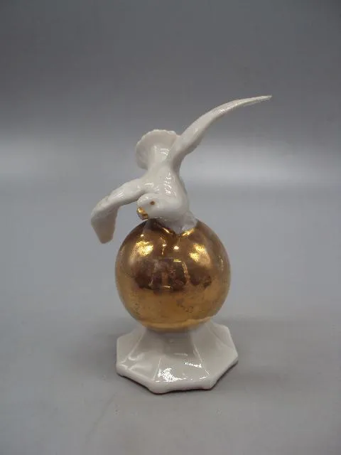 Фигура фарфор статуэтка Германия голубь на шаре птица высота 10,2 см под реставрацию №14258 Ціна