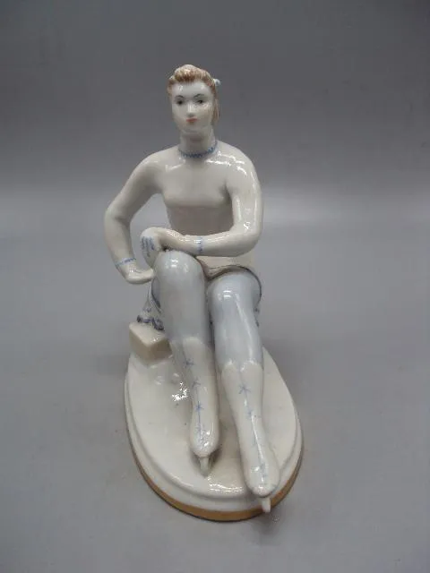 Фигура фарфор статуэтка ЛФЗ фигуристка девушка сидит на коньках конькобежка высота 16,8 см №14188 Де купити