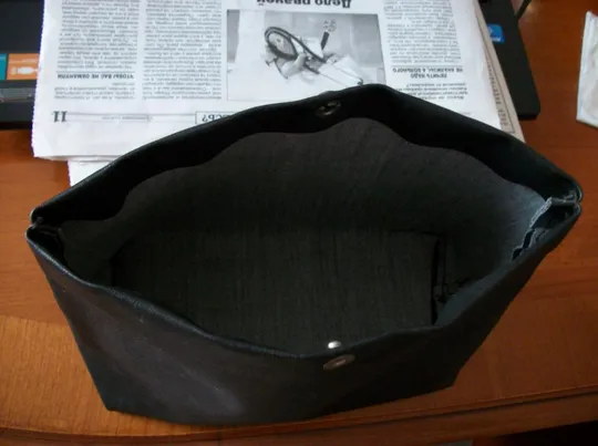 Сумка СССР черная , кожзам 1970-х годов , размер 20х17х11-см, крепкая- надежно защелкивается . Ціна