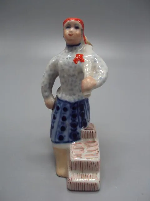 Фигура фарфор статуэтка Коростень субботник женщина с лопатой высота 10,5 см под реставрацию №2968 З аукціону