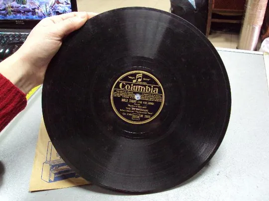 пластинка сolumbia The Six Swingers – Hold Tight (The Fish Song) / Mutiny In the Nursery №2601-к Де купити