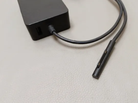 0615C  адаптер живлення MICROSOFT 1706 15V З аукціону