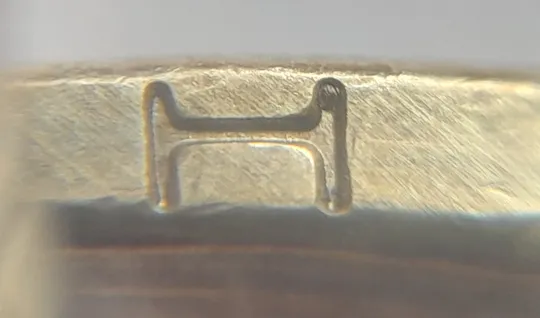 (5155) 1 гривня 2012 невелика викрошка у букві "Н" слова "ОДНА" на гурті (1 гривна 2012 брак) Ціна