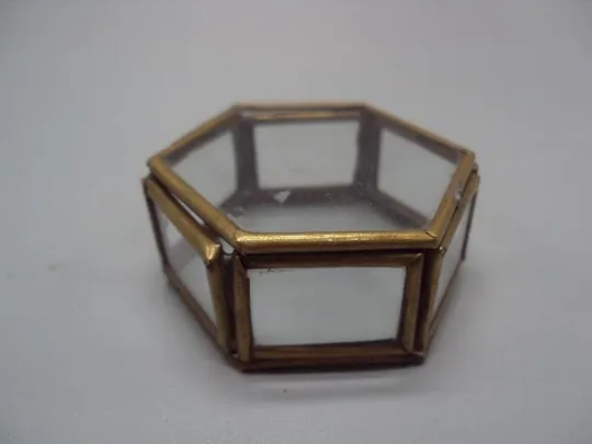 Шкатулка миниатюра для украшений шестиугольная призма стекло, латунь винтаж 2,3х5,7х4,9 см №13266 Ціна