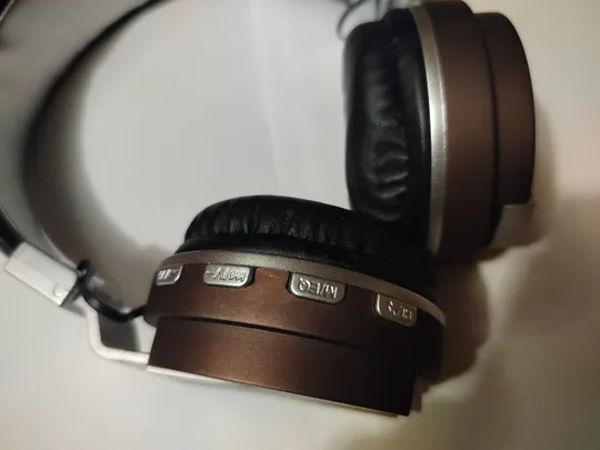 Бездротові навушники JBL Wireless Super Bass bluetooth v68 коричневі Де купити