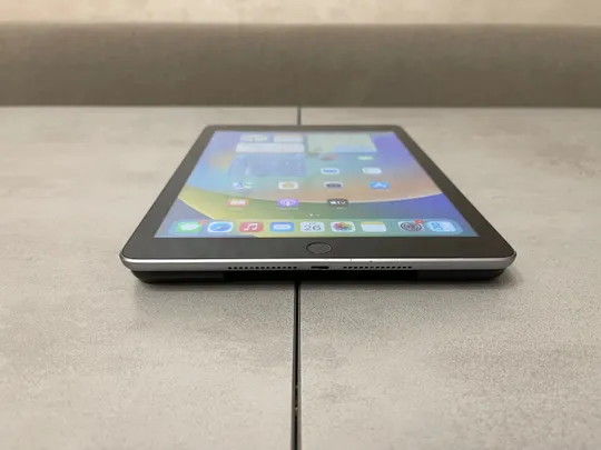 Купити Планшет Apple iPad A1822 MP2F2LL/A (5 Gen., 2017), 9.7&quot;, Apple A9, 2GB, 32GB, Wi-Fi