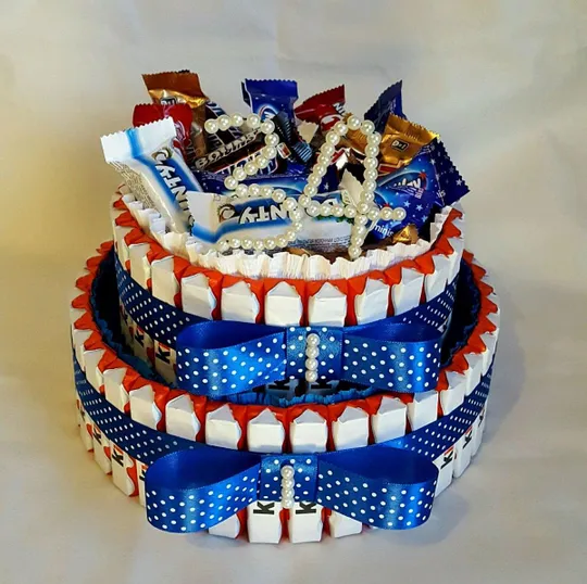 Букет з цукерок торт Kinder, Bounty, Snickers, Kit Kat, Milky Way і Twix на День народження Ціна
