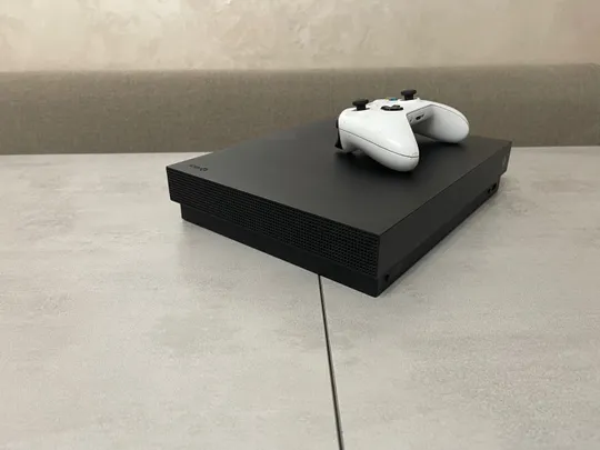 Ігрова приставка Microsoft Xbox One X, Model 1787, 4K, 1TB + джойстик  З аукціону