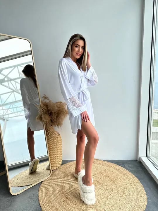 Купити Халат короткий з шовку Армані Christel 132 довгий рукав з мереживом, білий  S/M