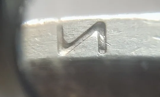 (6839) 1 гривня 2003 різновид викрошки в букві "И" слова "ГРИВНЯ" на гурті (1 гривна 2003 брак) З аукціону