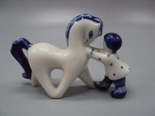 Фигура фарфор Гжель детство мальчик с лошадкой лошадью конем высота 6,3 см, длина 10,4 см №13693 Ціна