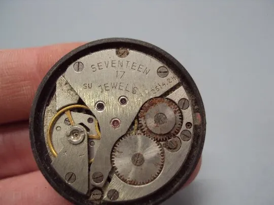 Механизм, циферблат и пластиковое стекло наручные часы Полет 17 камней календарь не на ходу №14620 З аукціону