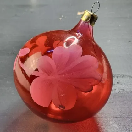 фото, Елочный шар красный с розовым цветочным орнаментом