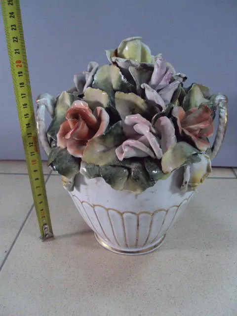 Фигура фарфор статуэка Румыния ваза с цветами розами высота 22 см №12977 З аукціону