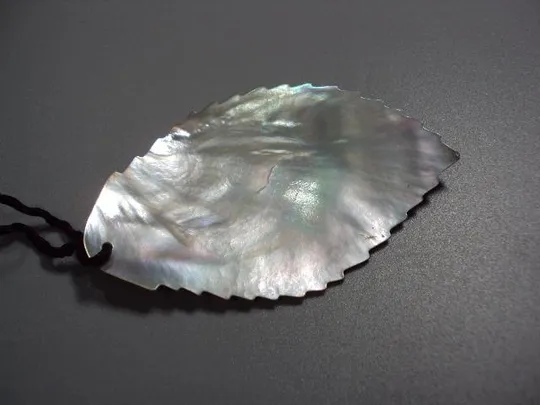 Бижутерия подвеска кулон лист листочек листик перламутр на шнурке длина 9 см №11253м Де купити