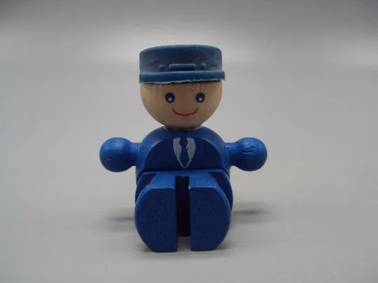 Фигура дерево статуэтка миниатюра Европа проводник в костюме и кепке контролер сидит 4,4 см №15040 Недорого