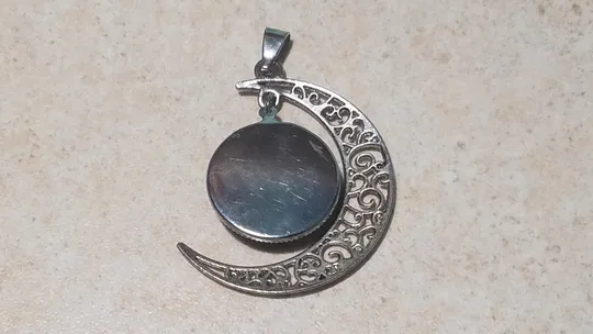 Купити Кулон Місяць сріблястий металевий з блакитною вставкою біжутерія Вживане