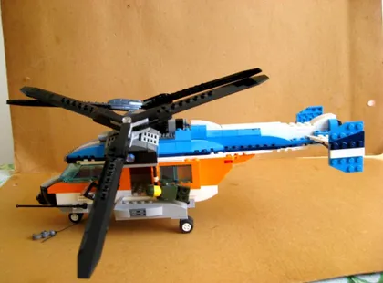 фото, Конструктор LEGO Creator - Двороторний вертоліт 31096 в зібраному виді