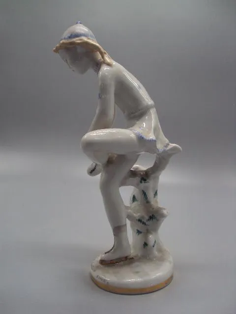 Фигура фарфор статуэтка ЛФЗ фигуристка девочка завязывает коньки высота 22 см №14512 Інтернет-аукціон