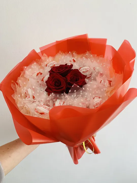 Купити Букет з цукерок Raffaello Рафаелло (17 шт.)  і живих троянд (3 шт.) оригіннальний подарунок червоний