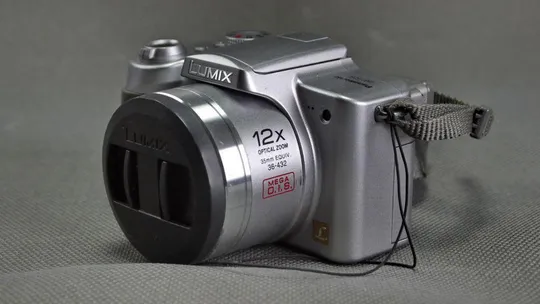 цифровой фотоаппарат 5.0Mpix Panasonic DMC-FZ5 + LEICA DC-Vario Elmarit Mega IOS lens x12 Інтернет-аукціон