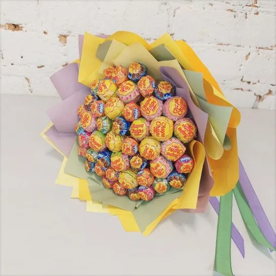 Яскравий букет з цукерок Чупа Чупс Chupa Chups (45 шт.) в руку подарунок різнокольоровий Ціна