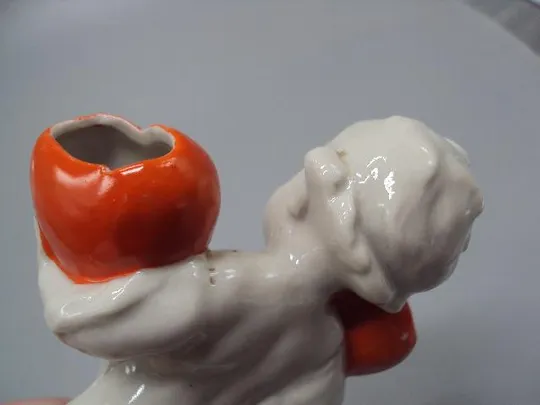 Фигура фарфор статуэтка Германия путти ребенок держит сердца мальчик с сердечками 12,7 см №13229 Недорого