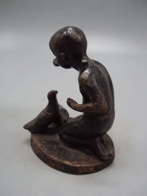 Фигура чугун статуэтка мальчик кормит голубей мальчик и голуби высота 8,8 см №13795 З аукціону